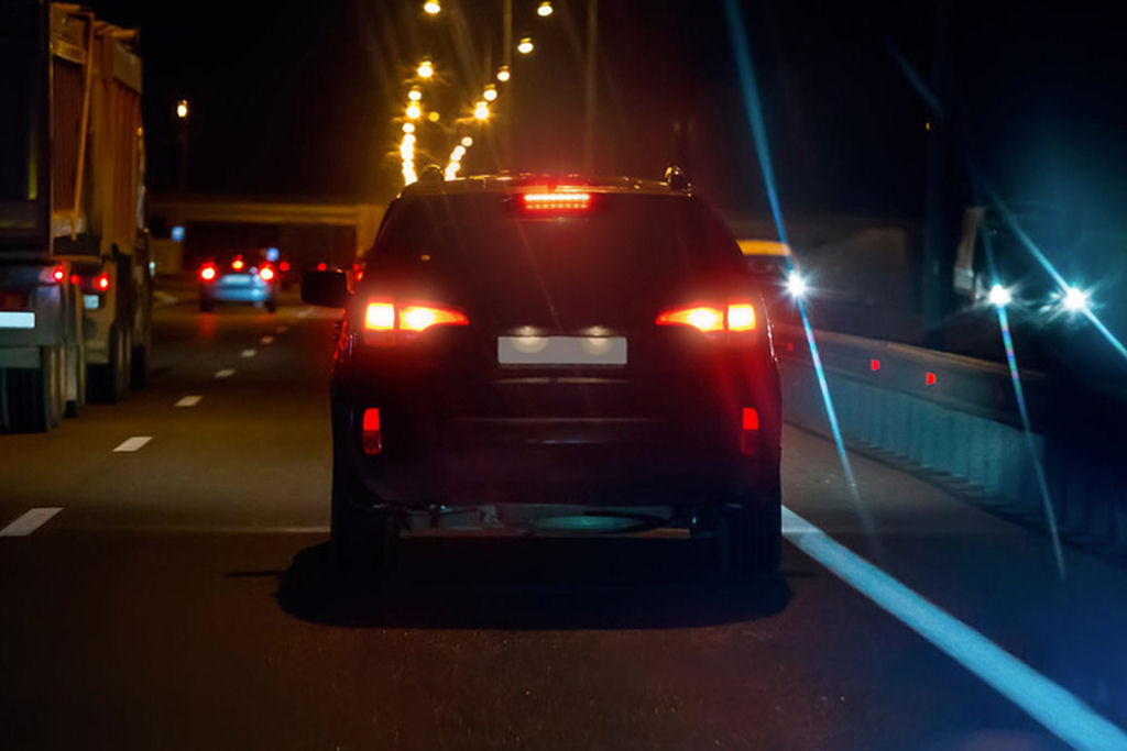 Quais os motivos levaram os faróis automotivos a serem brancos e as lanternas traseiras vermelhas?