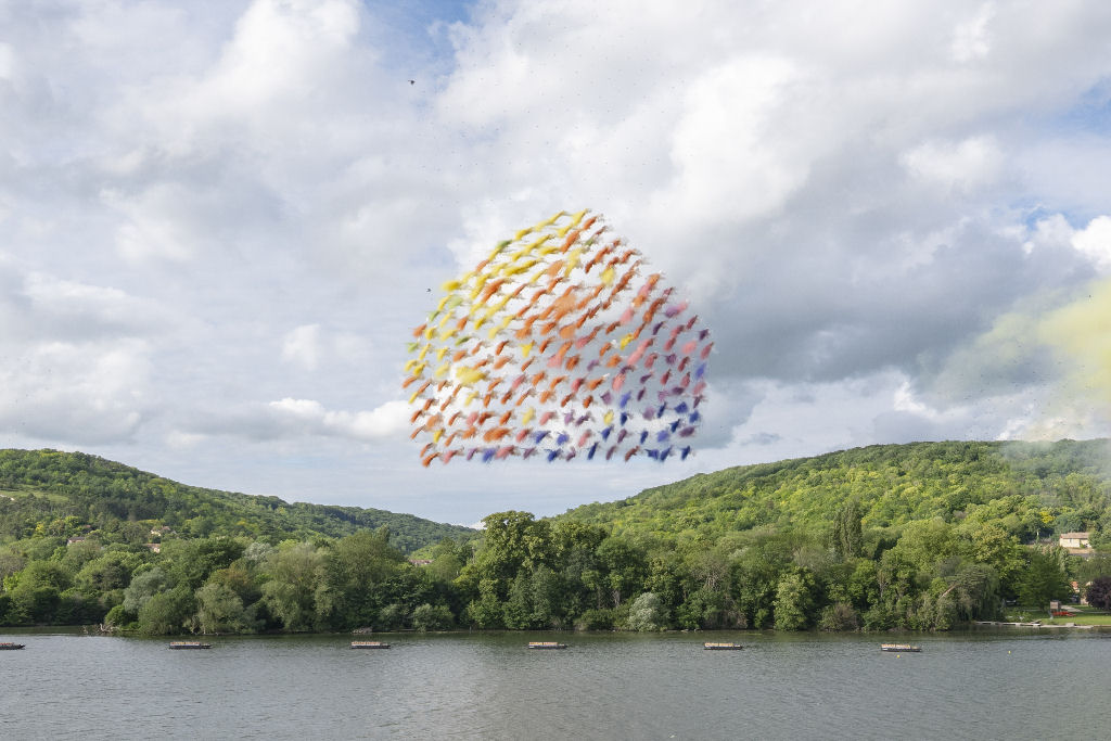 Mil drones e fogos coloridos pintam os jardins de Monet no c�u diurno da Fran�a
