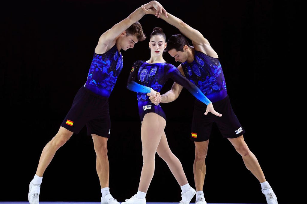 Trio chinês de ginástica aeróbica que ganhou a medalha de ouro é um verdadeiro deleite para os olhos