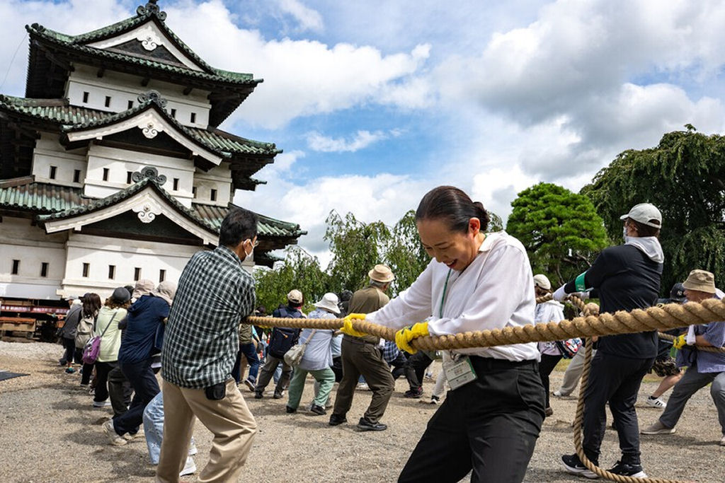 8 mil japoneses estão rebocando um castelo de 360 toneladas usando apenas uma corda