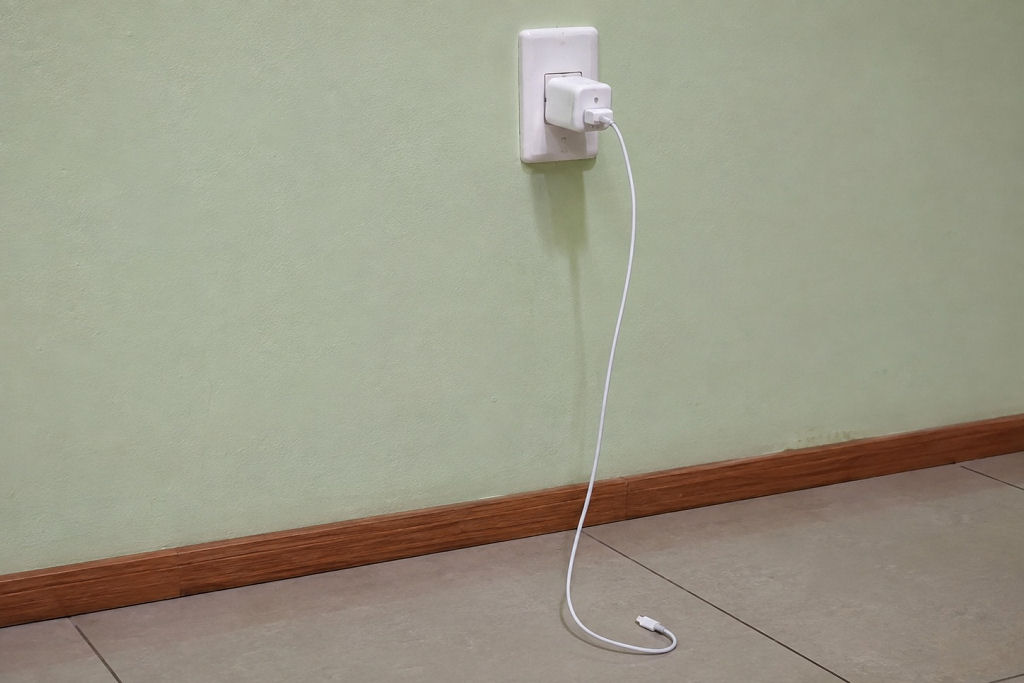 Faz mal deixar o carregador do celular na tomada?