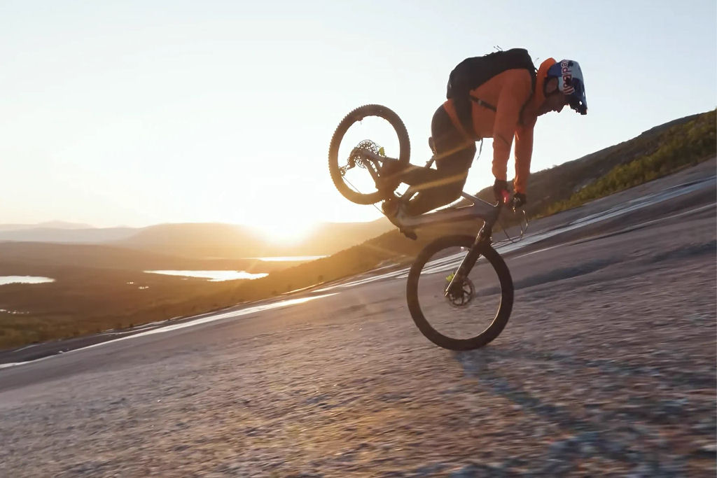 Danny MacAskill pedala uma e-bike pelas lajes de granito acidentadas da Noruega sob o sol da meia-noite