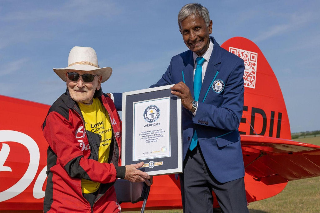 Vov� de 97 anos quebra seu pr�prio recorde  como a mais idosa a caminhar sobre as asas de um avi�o