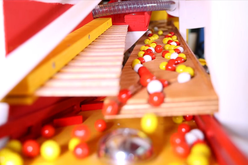 Colossal m�quina de bolinhas de gude utiliza 2.000 bolinhas para produzir um som ensurdecedor