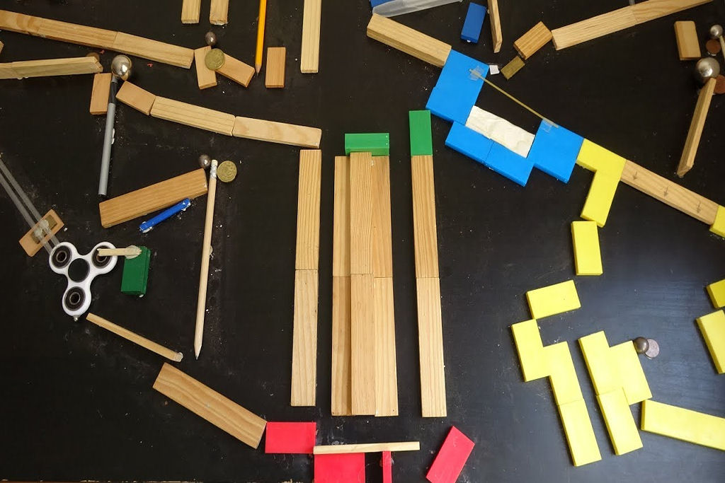 Engenhoso jogo inspirado nas m�quinas de Rube Goldberg que mant�m uma bolinha de em jogo o tempo todo