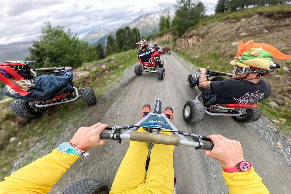 Os alpes austr�acos n�o � bem um lugar que voc� esperaria ver uma corrida de Mario Kart