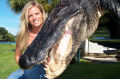 Mulher exibe crocodilo de 3,5m abatido com uma besta