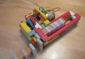 Máquina de LEGO que constrói circuitos de peças de dominó 