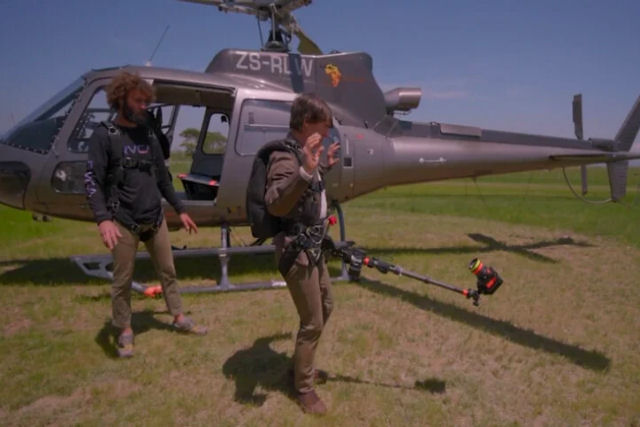 Veja Tom Cruise dando um mortal para trs para sair de um helicptero usando uma snorricam