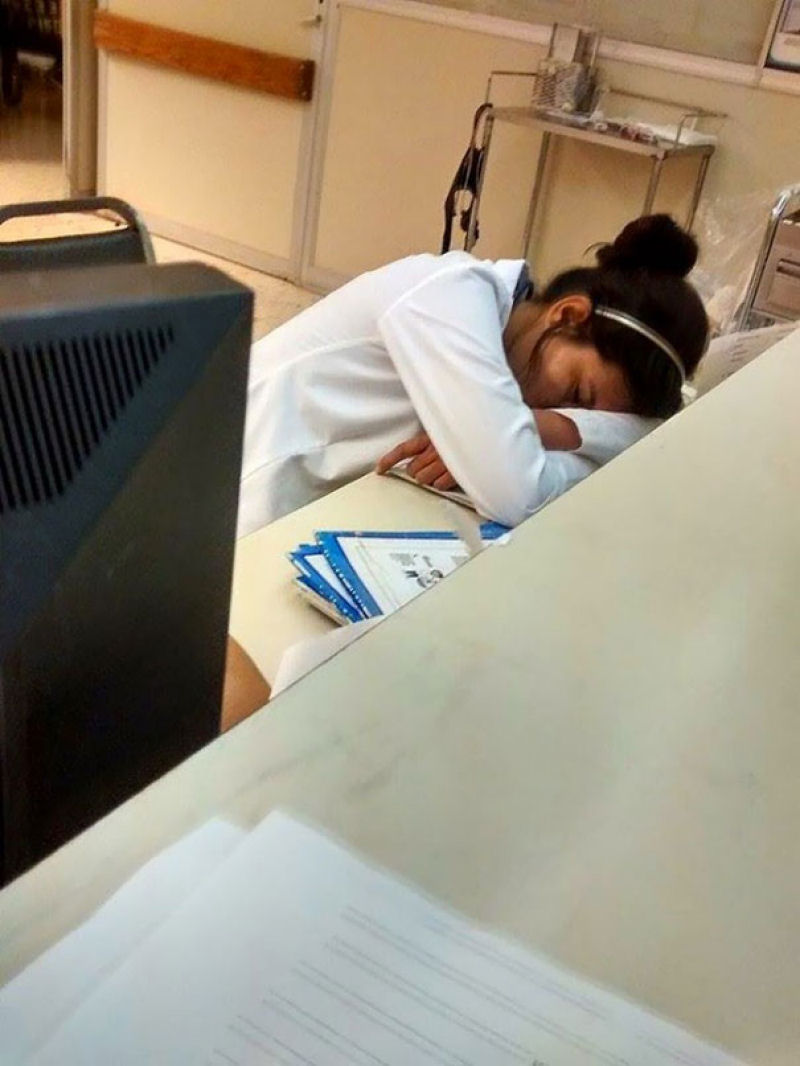 Mdicos publicam fotos dormindo no trabalho para defender uma colega flagrada dormindo 01