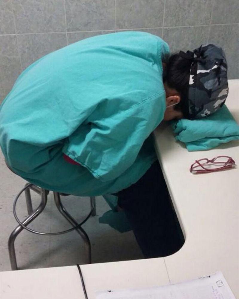 Mdicos publicam fotos dormindo no trabalho para defender uma colega flagrada dormindo 06