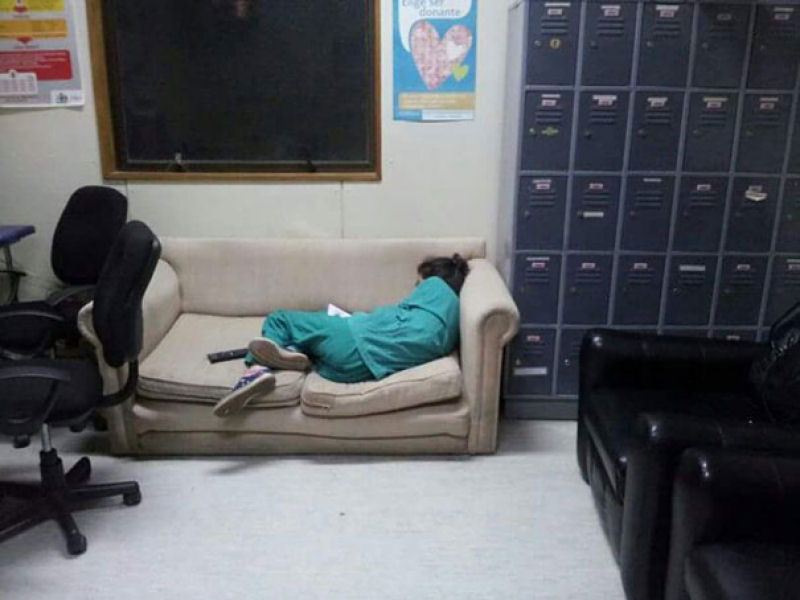Mdicos publicam fotos dormindo no trabalho para defender uma colega flagrada dormindo 07