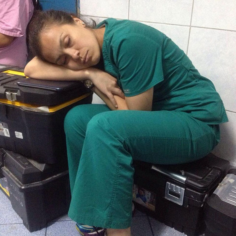 Mdicos publicam fotos dormindo no trabalho para defender uma colega flagrada dormindo 08
