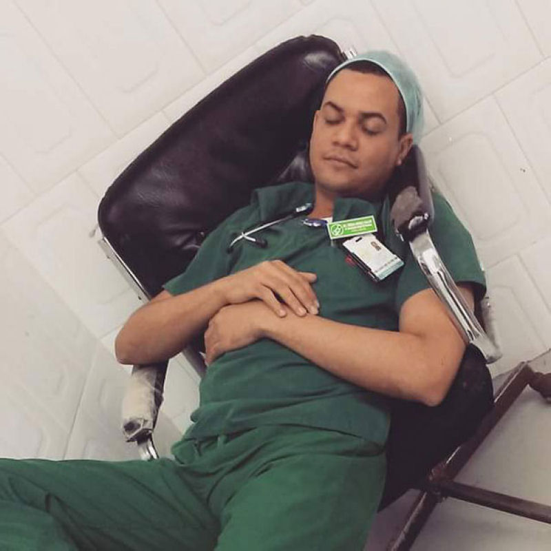 Mdicos publicam fotos dormindo no trabalho para defender uma colega flagrada dormindo 13