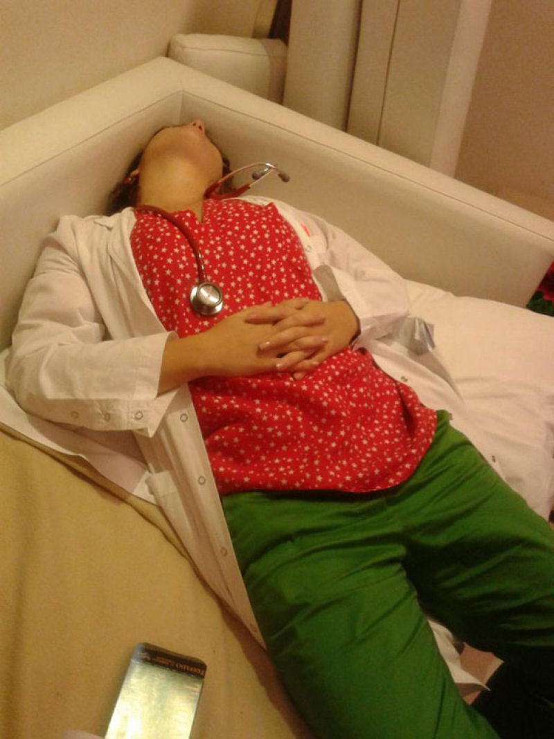 Mdicos publicam fotos dormindo no trabalho para defender uma colega flagrada dormindo 15