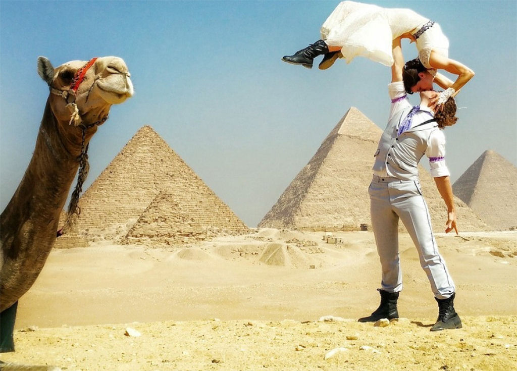 Este casal de acrobatas se casou em 38 lugares do mundo durante 83 dias 01