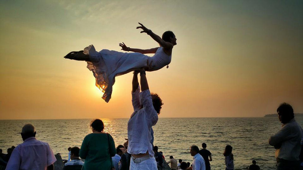 Este casal de acrobatas se casou em 38 lugares do mundo durante 83 dias 09