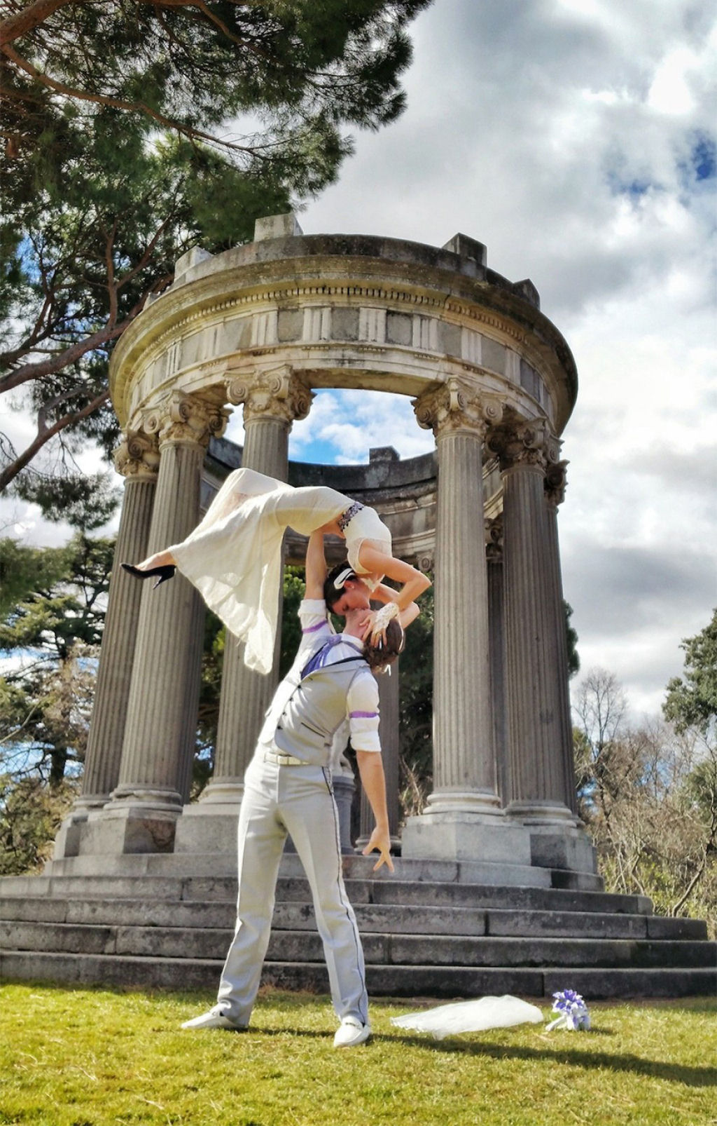 Este casal de acrobatas se casou em 38 lugares do mundo durante 83 dias 16