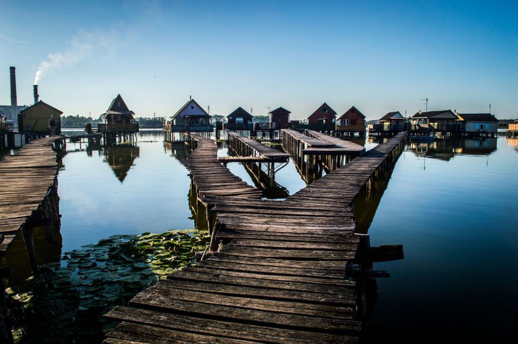As casas flutuantes do Lago Bokodi 03