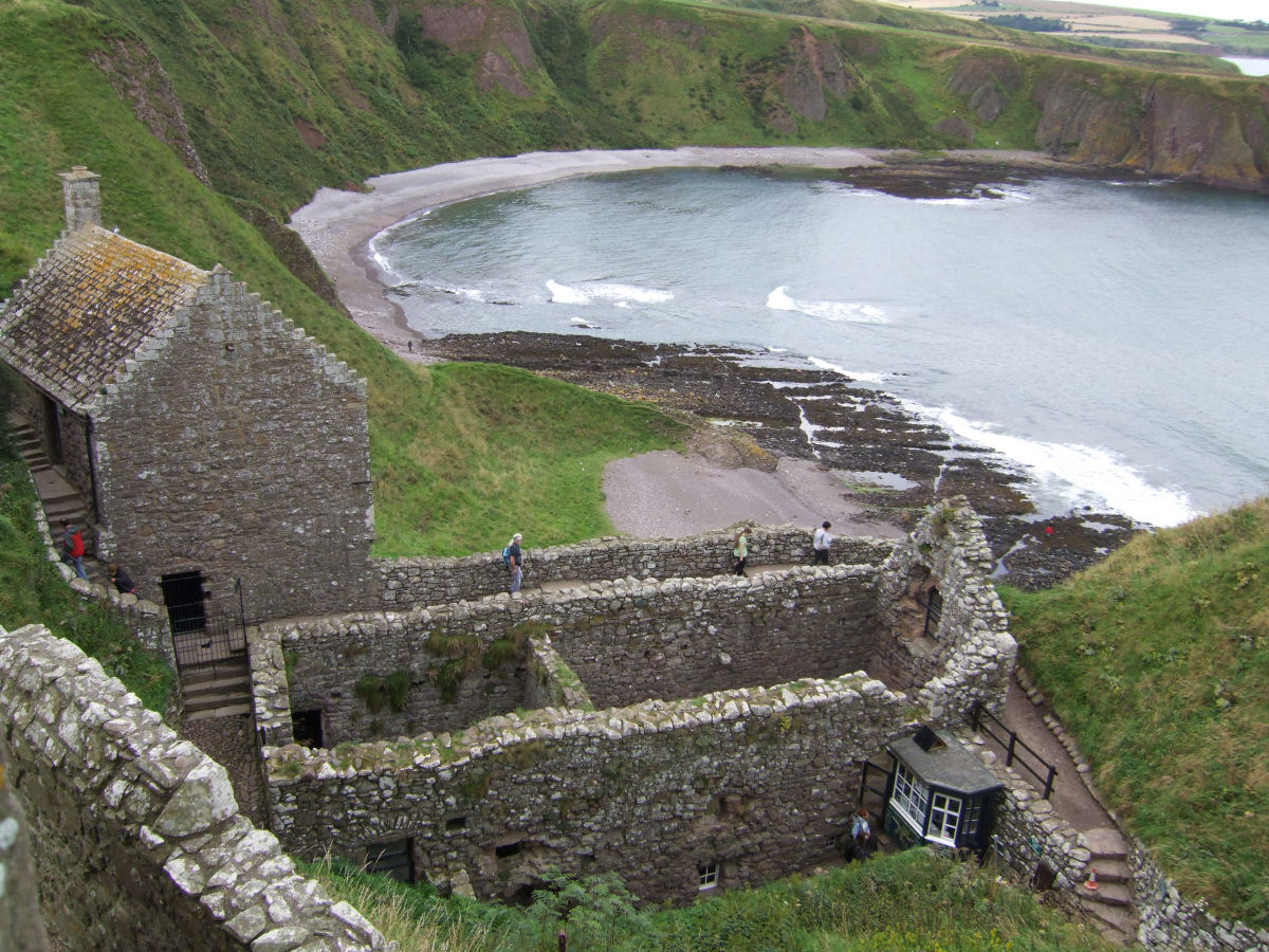 As ruínas do Castelo de Dunnottar no topo de um penhasco parecem algo saído de um romance de fantasia