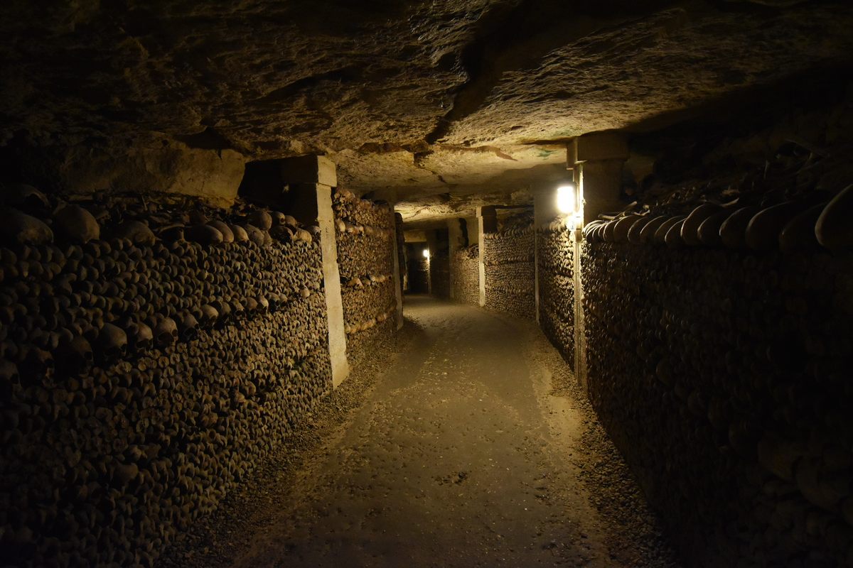 As lendrias Catacumbas de Paris guardam segredos muito mais estranhos do que ossos empilhados