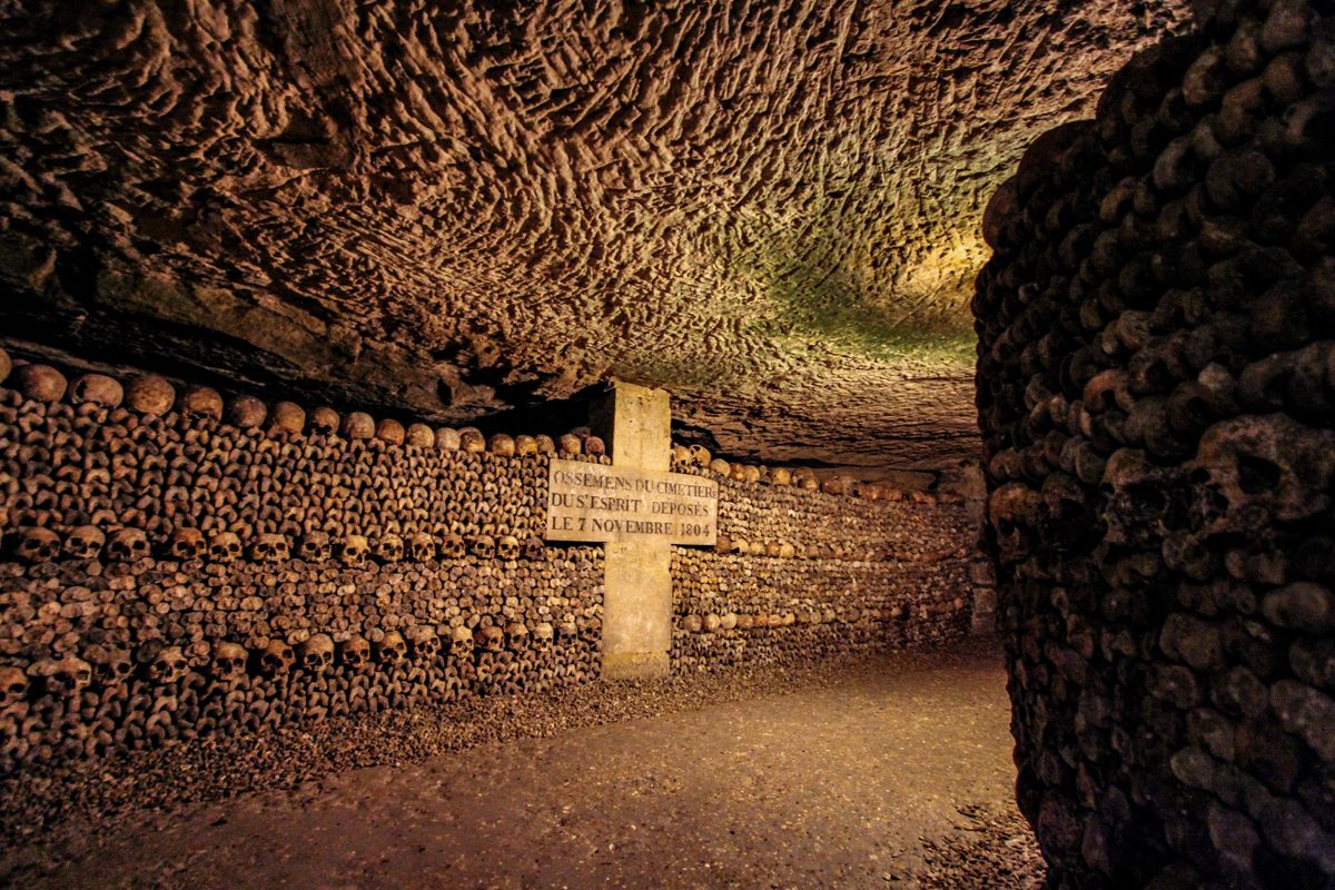 As lendrias Catacumbas de Paris guardam segredos muito mais estranhos do que ossos empilhados