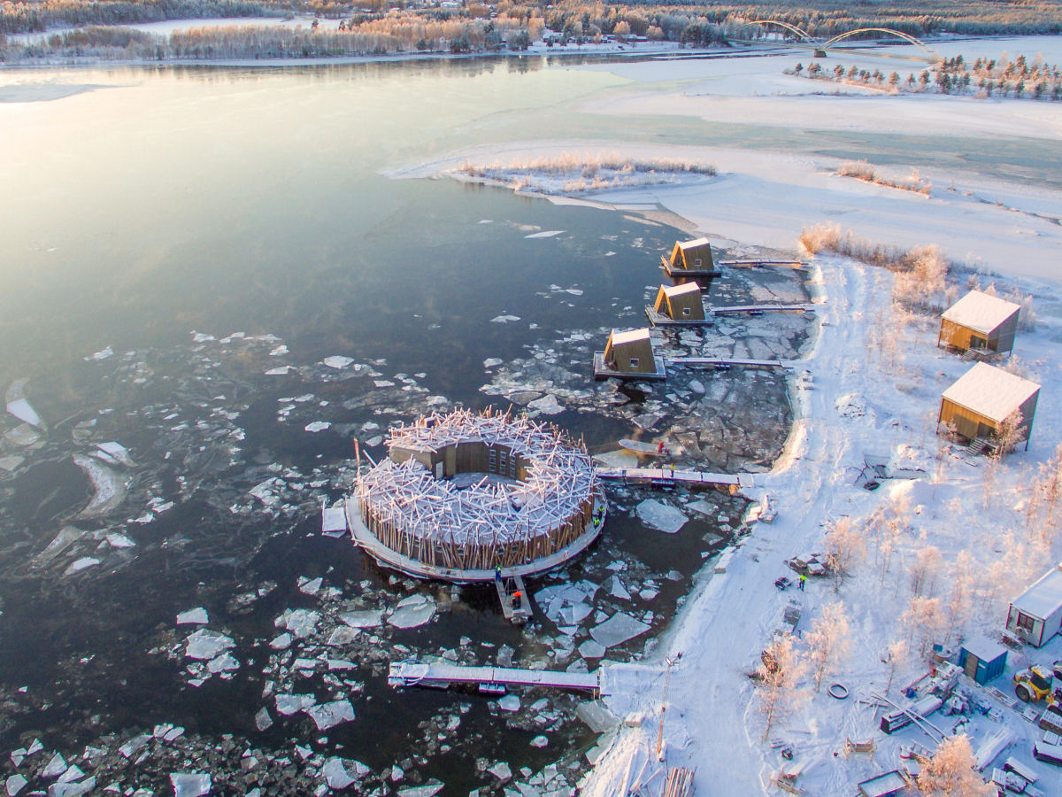 Inauguram um hotel flutuante, com vistas s Auroras, em um rio congelado na Sucia 01