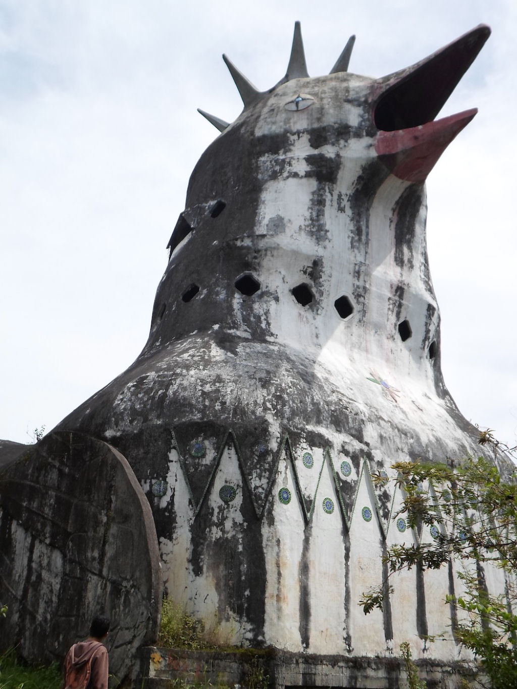 Homem excêntrico constrói gigante igreja em forma de galinha no meio da selva indonésia