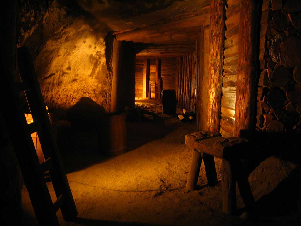 Uma das minas mais impressionantes do mundo: uma capela escavada em sal, lagos subterrâneos e um spa