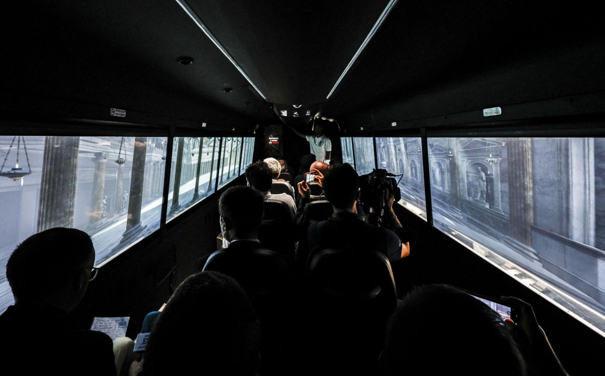 Ônibus com realidade virtualVR volta no tempo pela Roma antiga