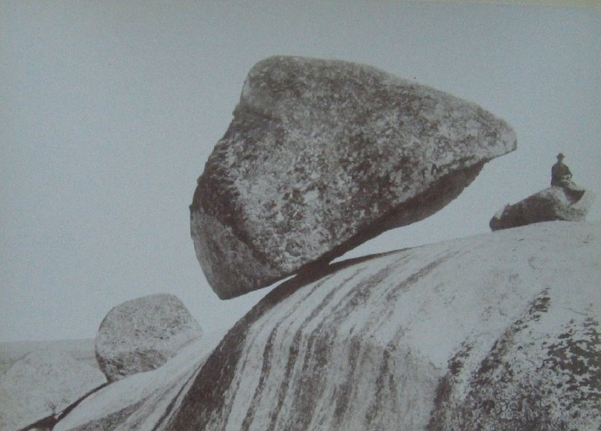 Pedra Movedia, a rplica de um pedregulho de granito amado e delicadamente equilibrado