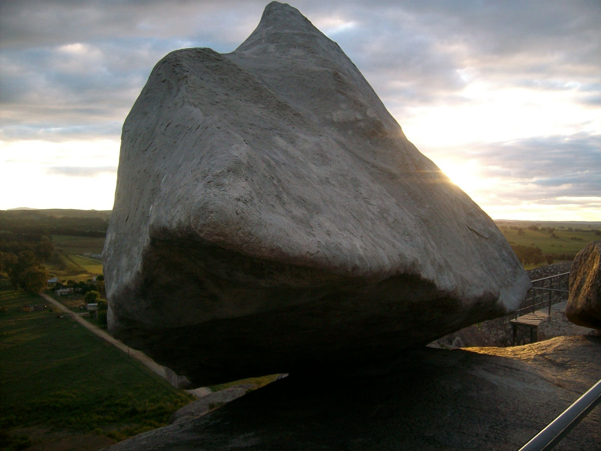 Pedra Movedia, a rplica de um pedregulho de granito amado e delicadamente equilibrado