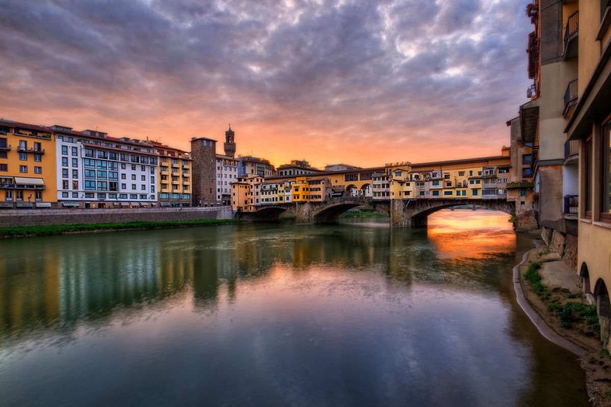 Ponte Vecchio: A Ponte Medieval cheia de lojas em Florena, Itlia 01