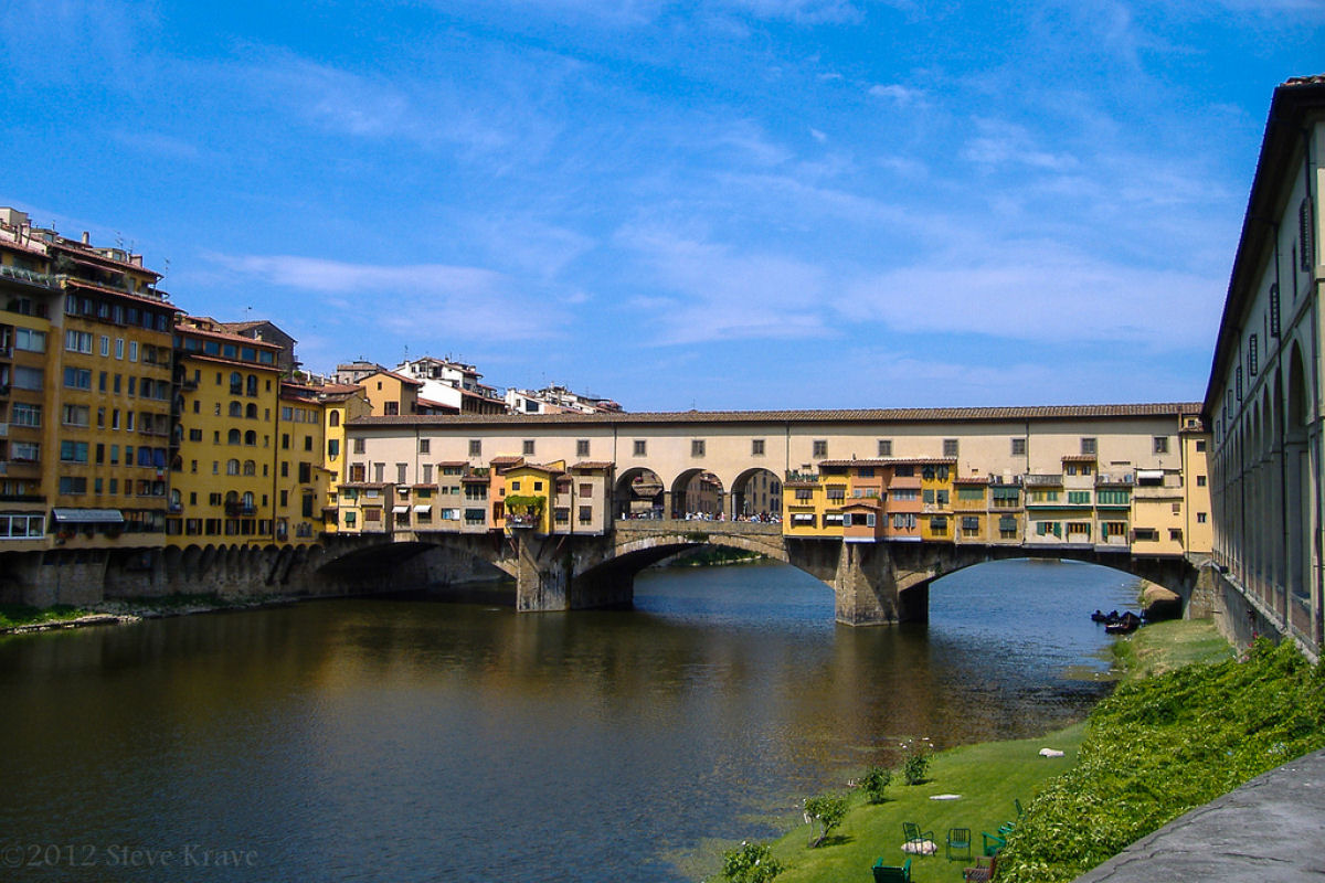 Ponte Vecchio: A Ponte Medieval cheia de lojas em Florença, Itália 02