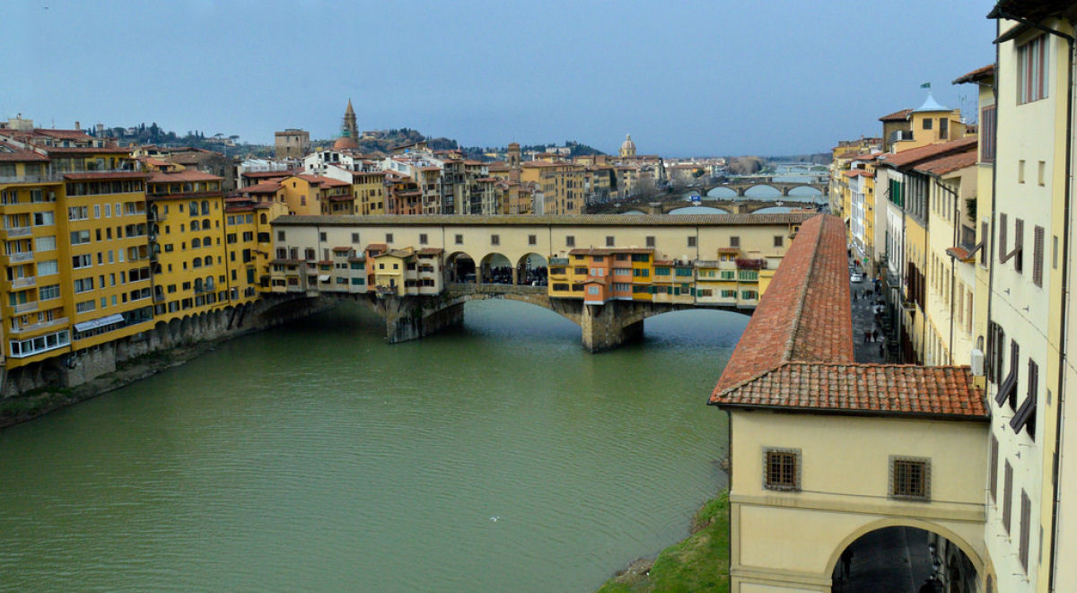 Ponte Vecchio: A Ponte Medieval cheia de lojas em Florença, Itália 03