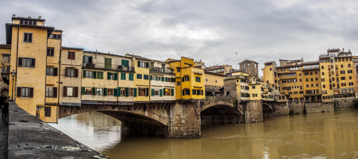 Ponte Vecchio: A Ponte Medieval cheia de lojas em Florença, Itália 04