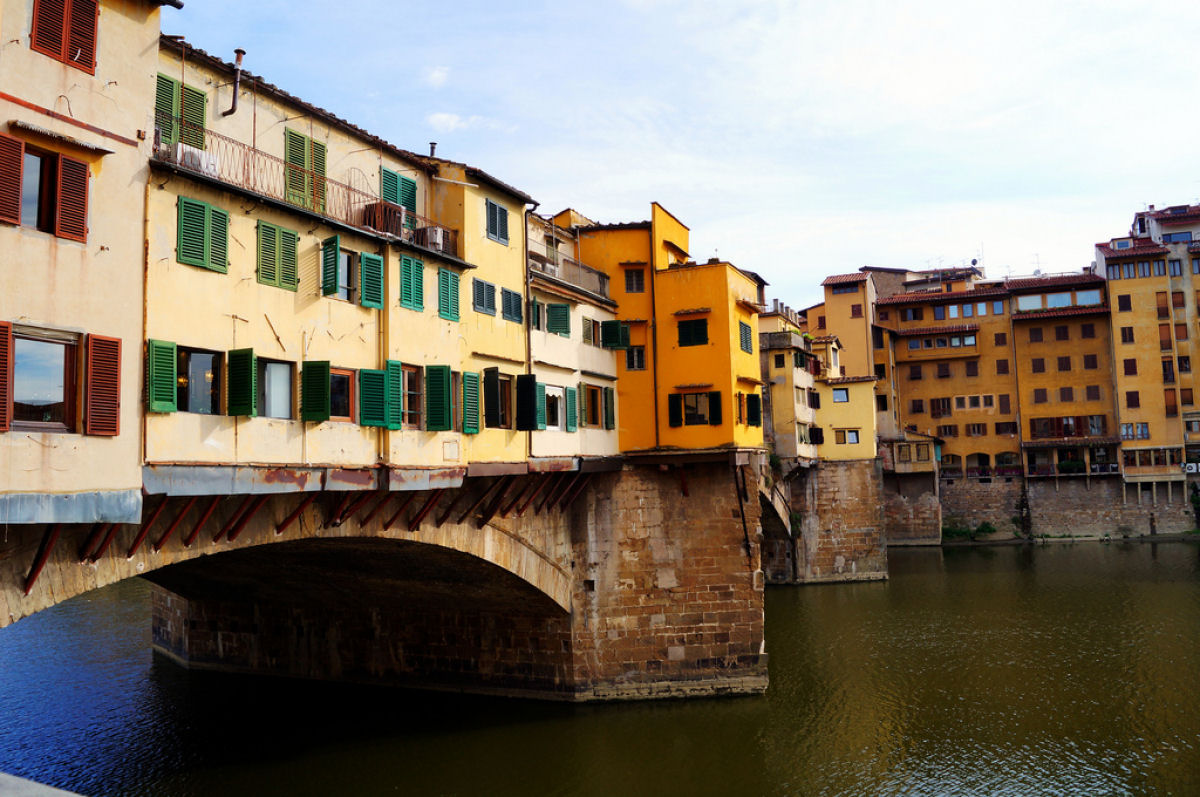 Ponte Vecchio: A Ponte Medieval cheia de lojas em Florena, Itlia 05