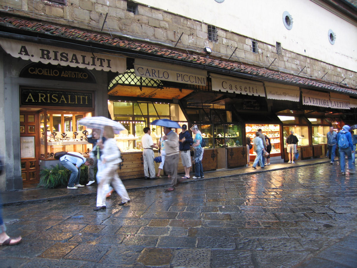 Ponte Vecchio: A Ponte Medieval cheia de lojas em Florena, Itlia 07