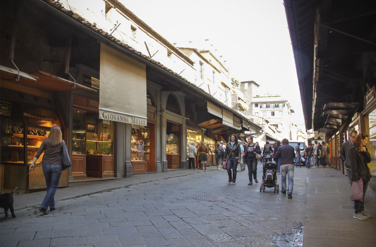 Ponte Vecchio: A Ponte Medieval cheia de lojas em Florença, Itália 09