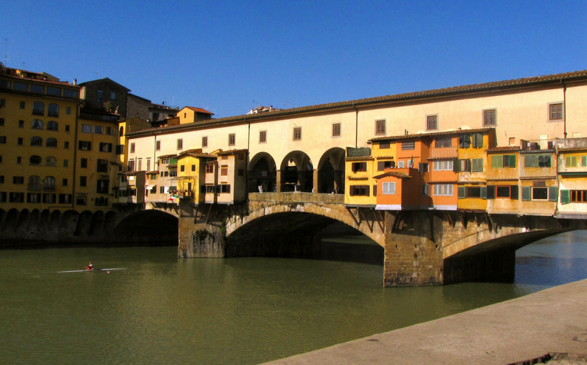 Ponte Vecchio: A Ponte Medieval cheia de lojas em Florença, Itália 10