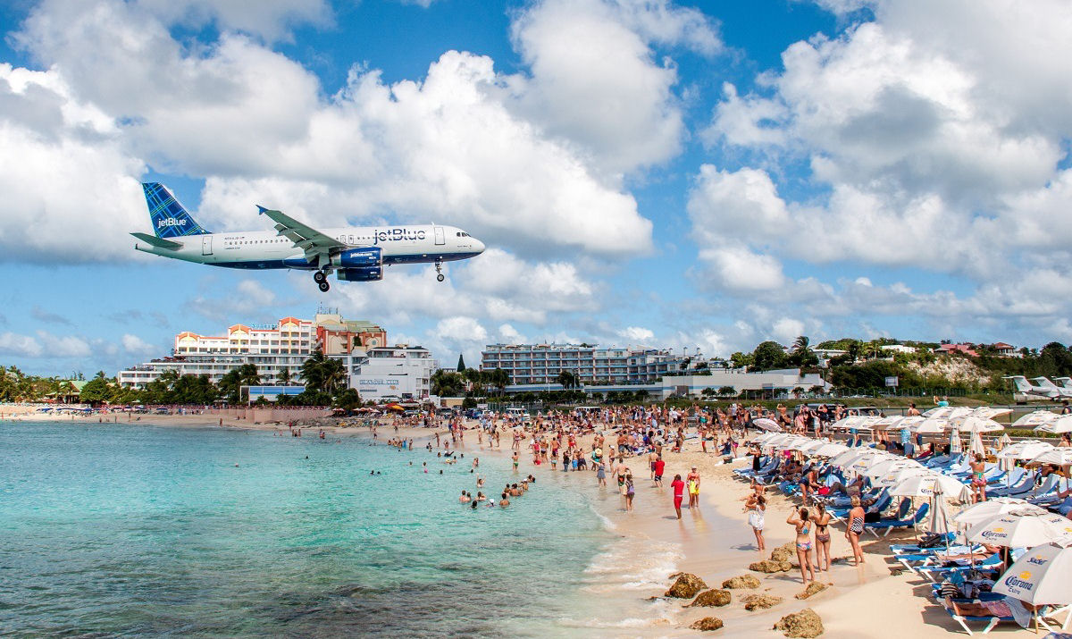 Incrível compilação de aviões decolando e pousando na praia de Maho, em St Maarten, em 4K