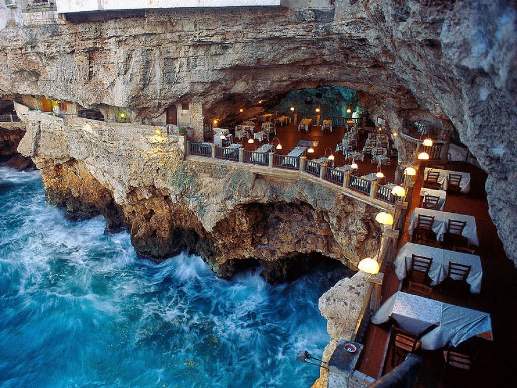 Neste restaurante construído dentro de uma gruta italiana é possível ceiar com vistas espetaculares 01