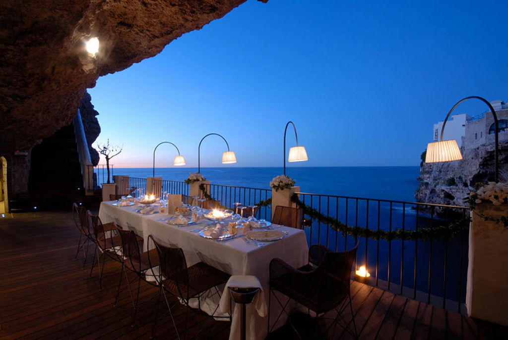 Neste restaurante construído dentro de uma gruta italiana é possível ceiar com vistas espetaculares 03