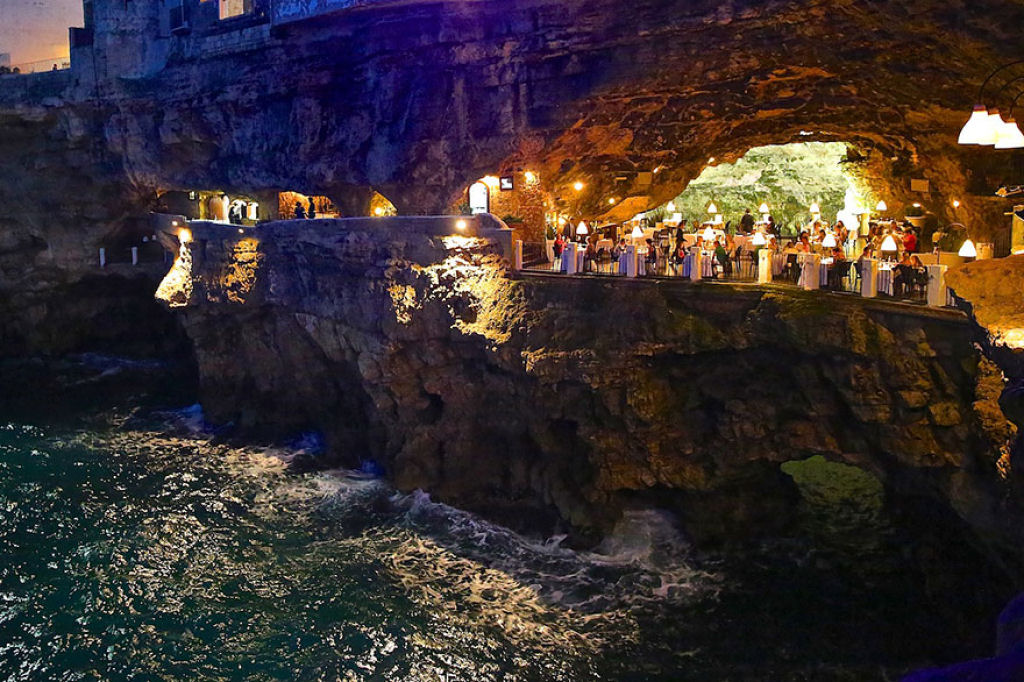 Neste restaurante construído dentro de uma gruta italiana é possível ceiar com vistas espetaculares 05
