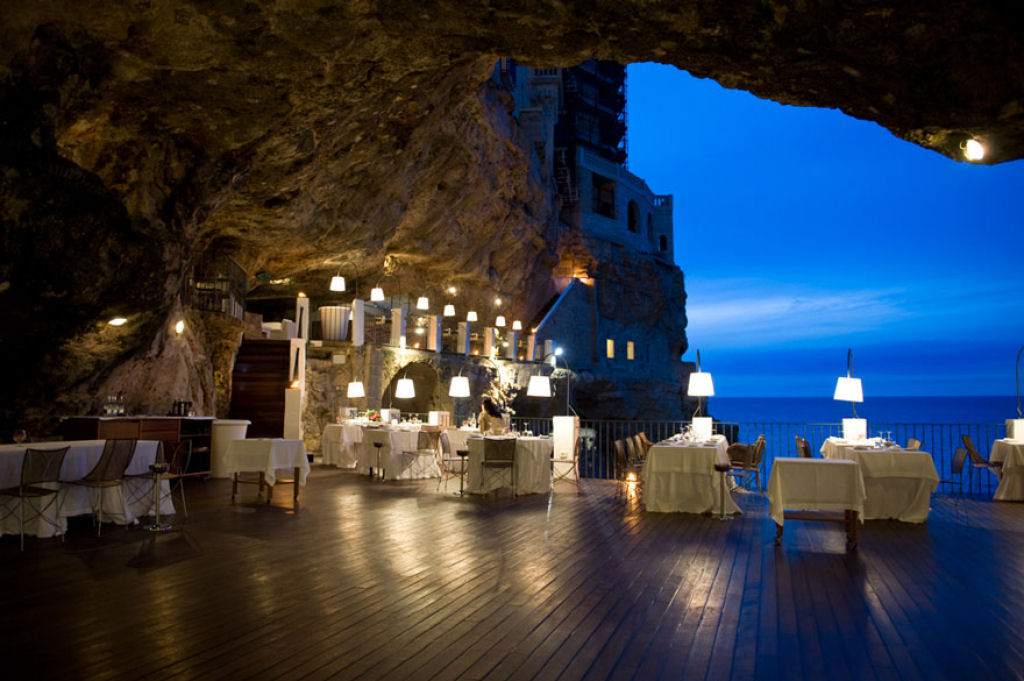 Neste restaurante construído dentro de uma gruta italiana é possível ceiar com vistas espetaculares 07