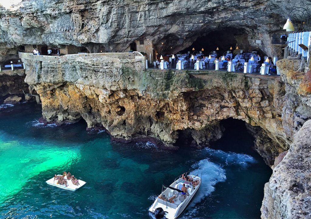 Neste restaurante construído dentro de uma gruta italiana é possível ceiar com vistas espetaculares 09