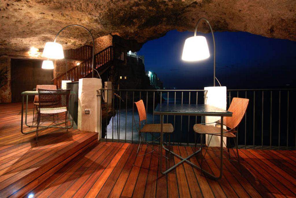 Neste restaurante construído dentro de uma gruta italiana é possível ceiar com vistas espetaculares 10