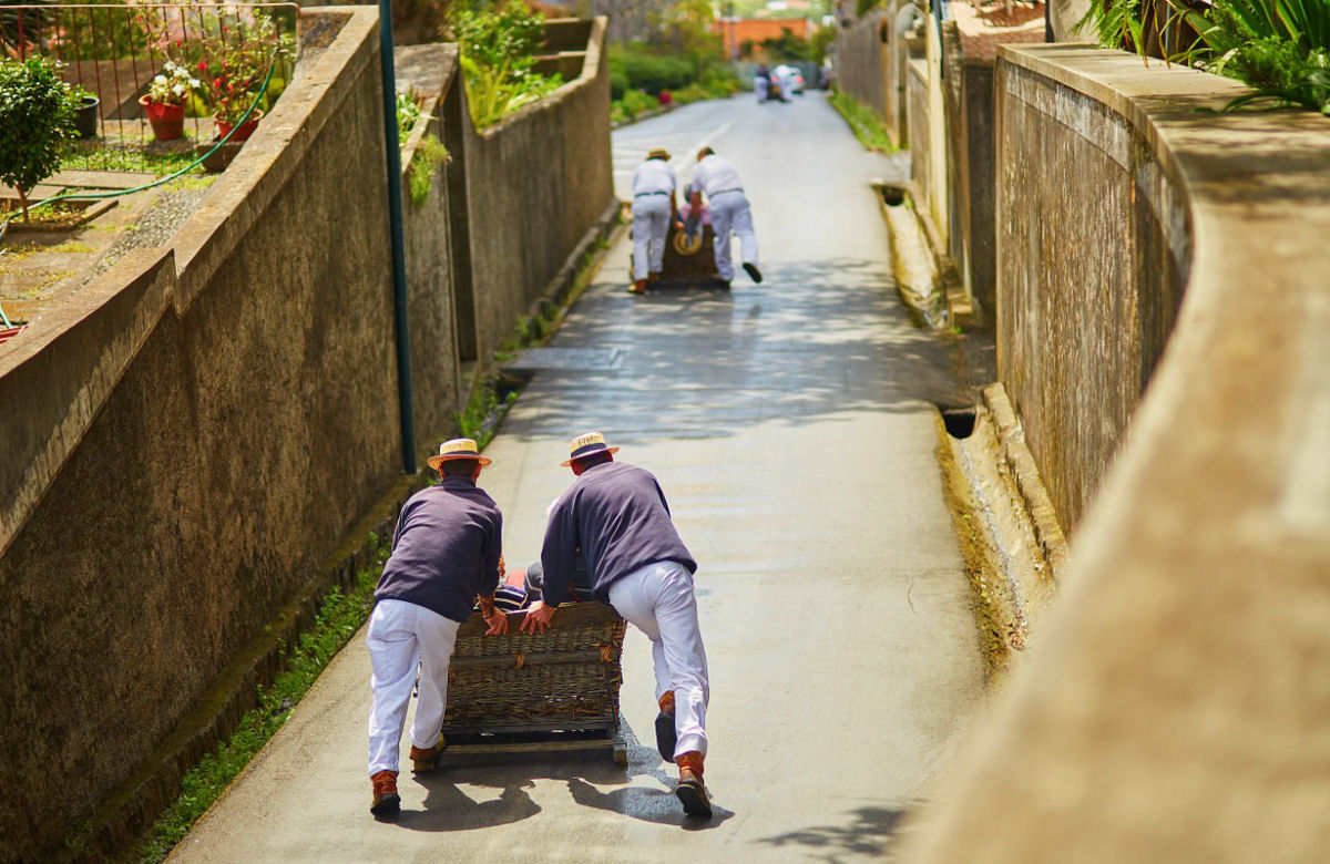 O emocionante passeio em um trenó de vime na Ilha da Madeira