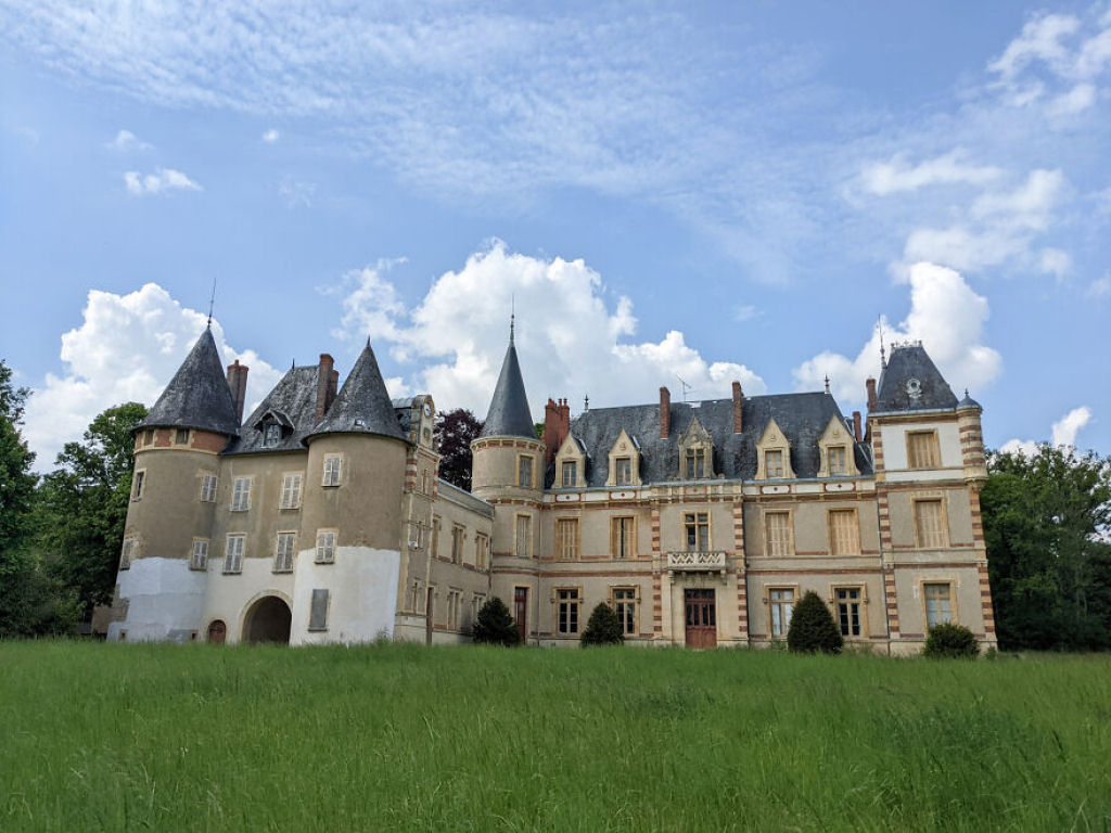 Fotógrafo encontrou um castelo histórico abandonado na França 01