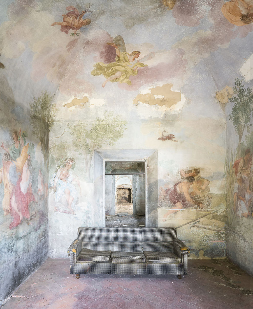 As pinturas e afrescos extraordinários de lugares abandonados na Itália 08